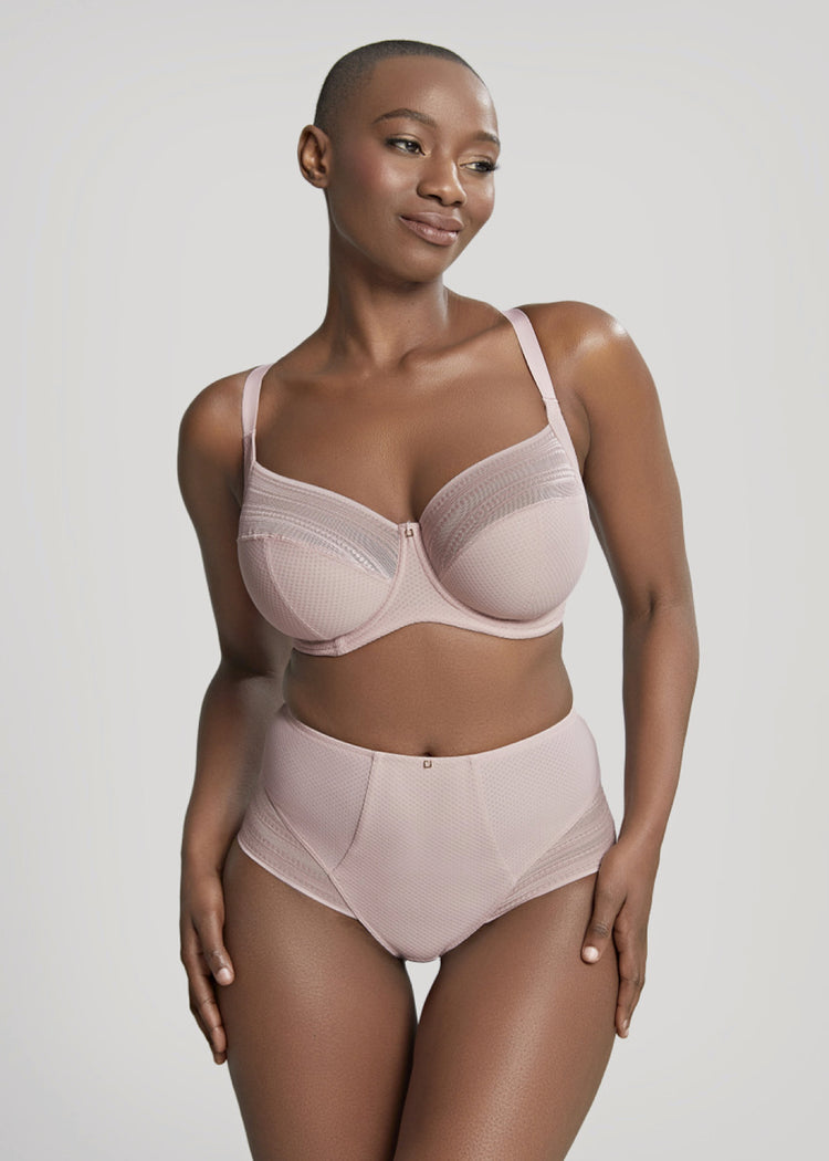 Model in Serene High Waisted Broekje Vintage Voorzijde