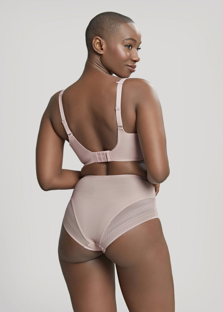 Model in Serene High Waisted Broekje Vintage Achterzijde