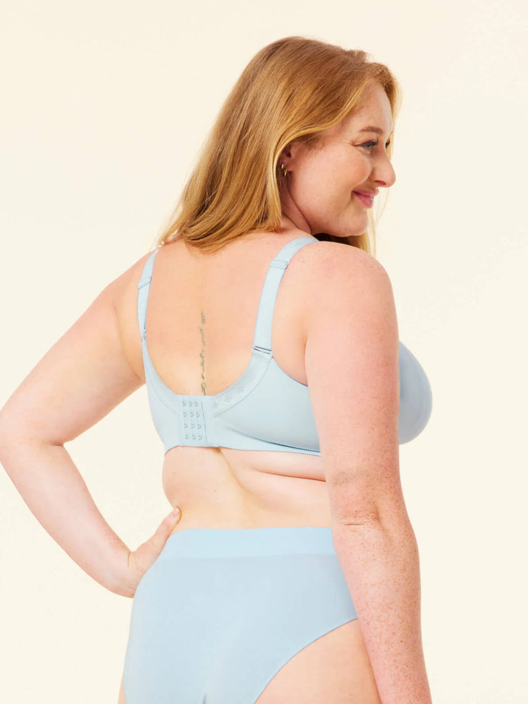 Model in Sugarcandy Beugelloze BH Baby Blue achterzijde