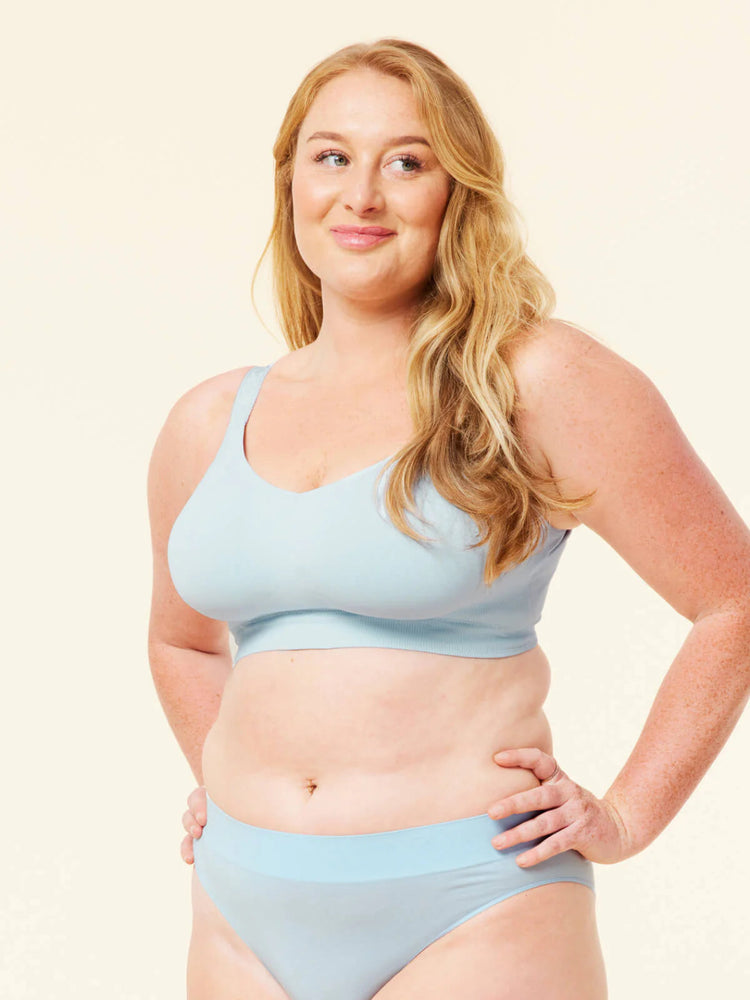 Model in Sugarcandy Beugelloze BH Baby Blue set