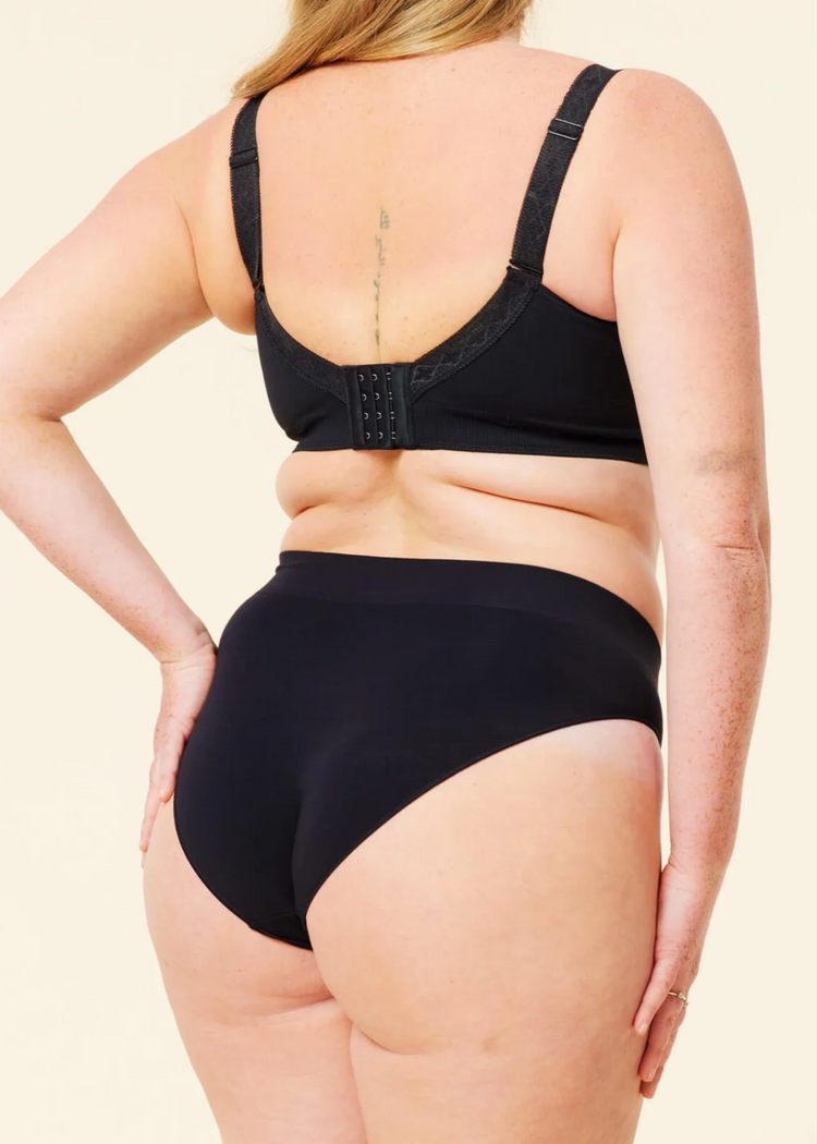Model in Sugarcandy Basic Broekje Zwart Achterzijde