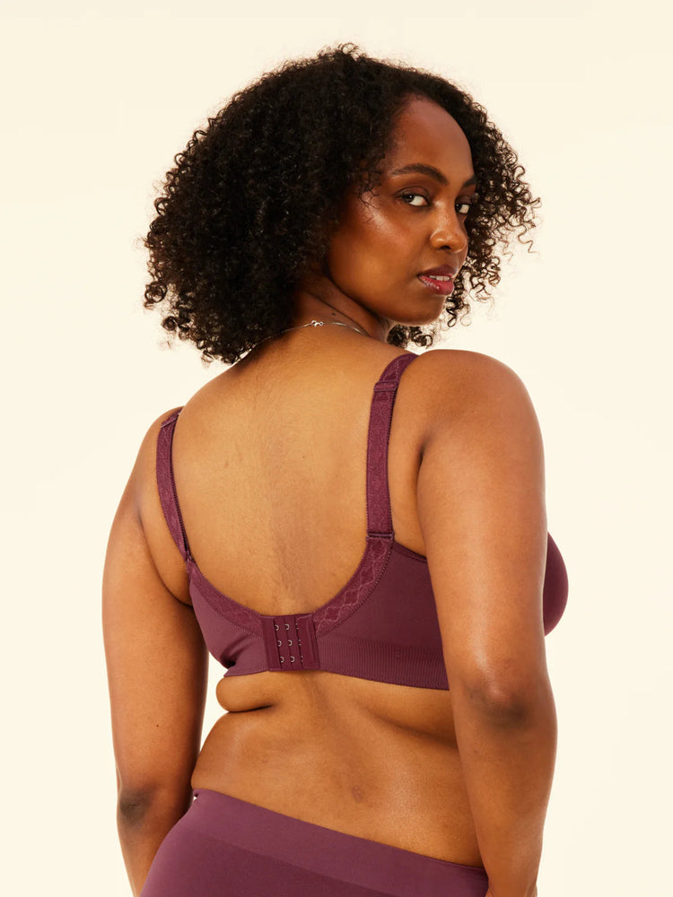 Model in Sugarcandy Beugelloze BH Plum achterzijde