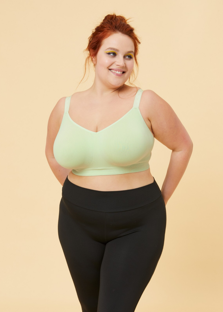 Model in Sugarcandy Beugelloze BH Mint Green Voorzijde
