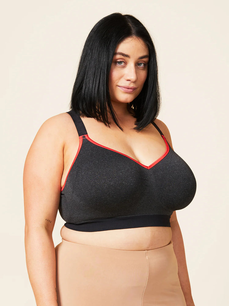 Model in Sugarcandy Beugelloze Bralette Crush Charcoal voorzijde