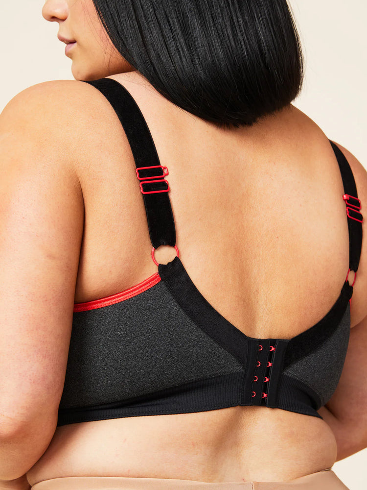 Model in Sugarcandy Beugelloze Bralette Crush Charcoal achterzijde