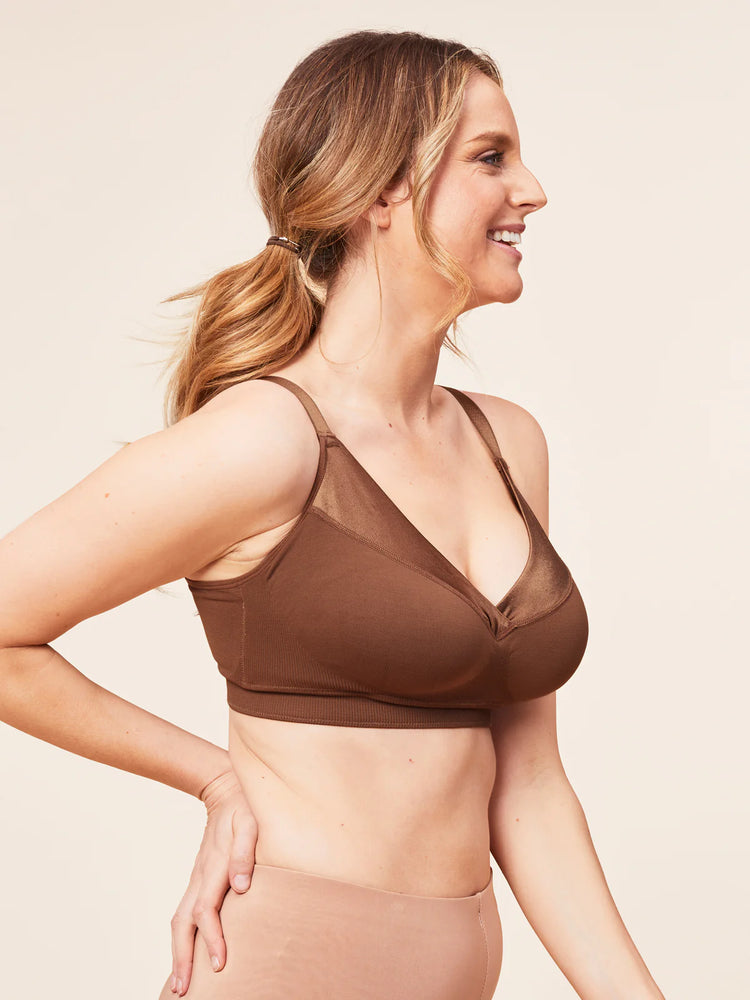 Model in Sugarcandy Beugelloz Bralette Posh Chestnut zijkant