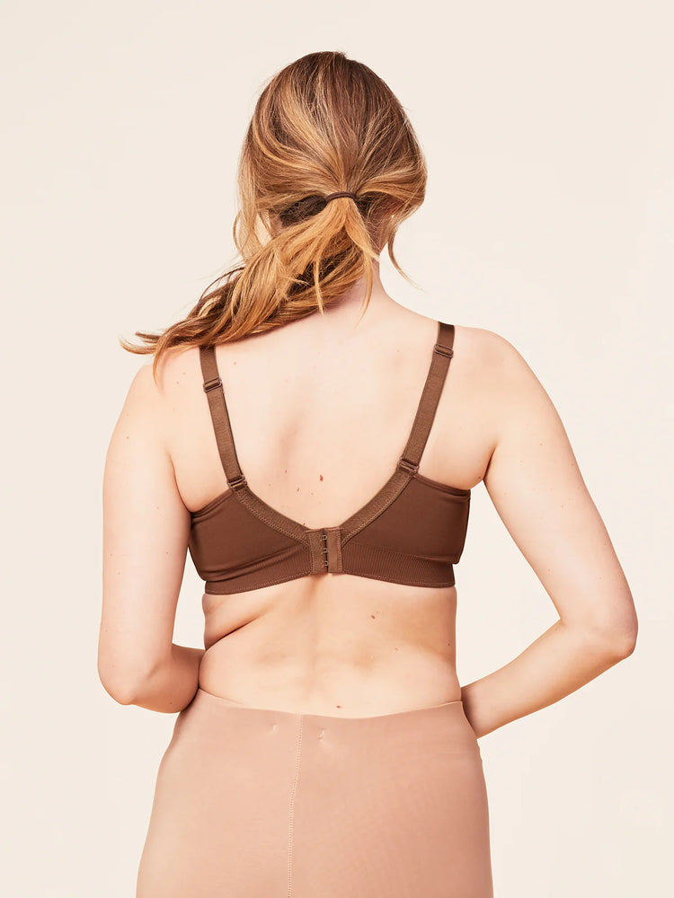 Model in Sugarcandy Beugelloz Bralette Posh Chestnut achterzijde