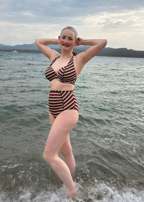 Model in Summer Halter Bikini Top Disco Stripe Voorzijde