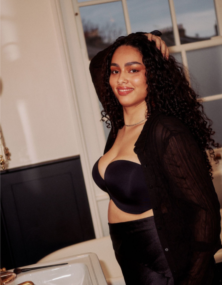 Model in Ultimate Strapless BH Zwart lifestyle