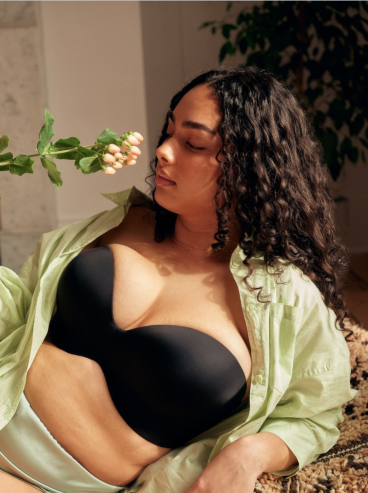 Model in Ultimate Strapless BH Zwart lifestyle