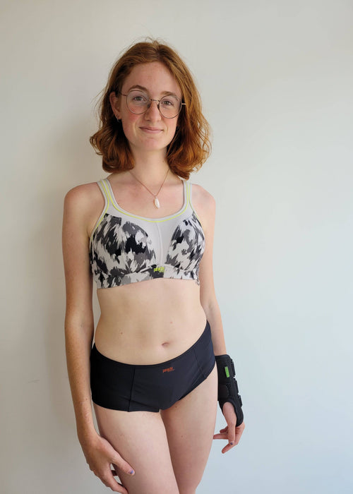 Model in Panache Beugelloze Sport BH Grey Animal voorzijde