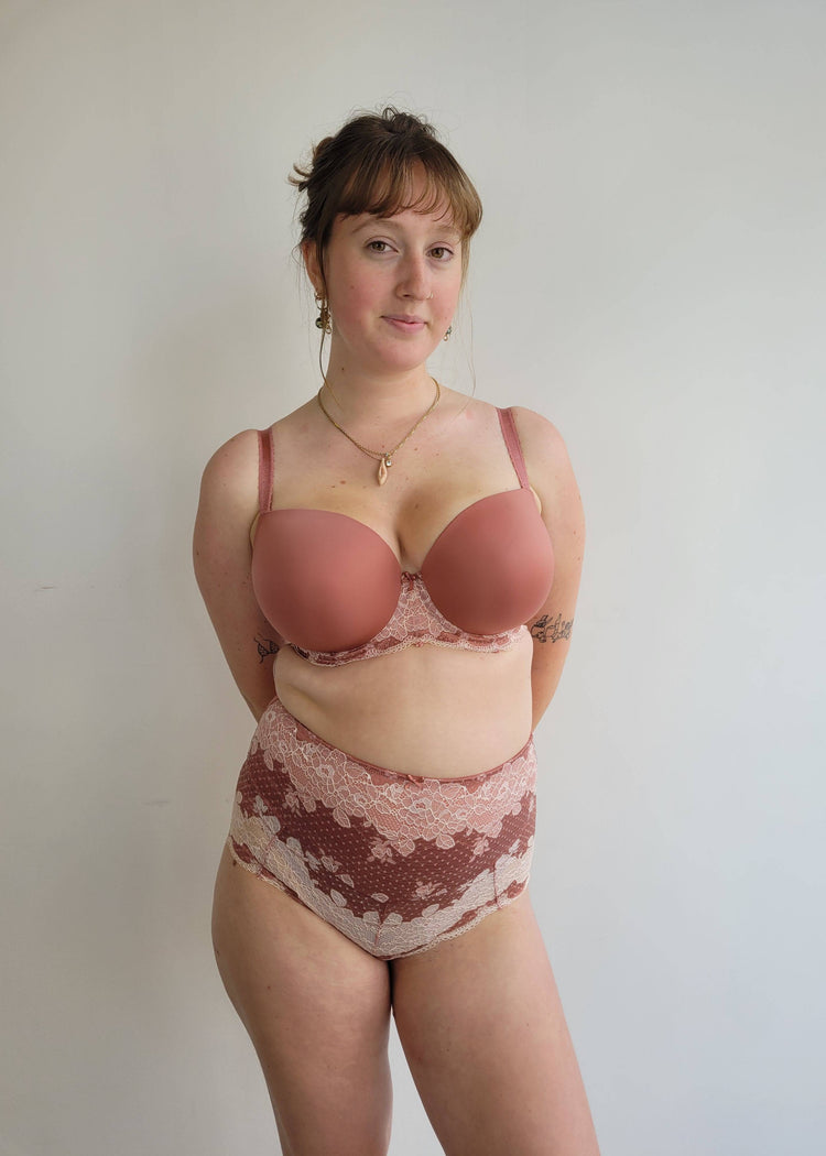 Model in Clara voorgevormd BH Sienna voorzijde