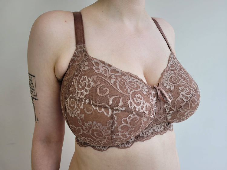 Model in Andorra Bralette Zonder Beugel Warm Taupe voorzijde