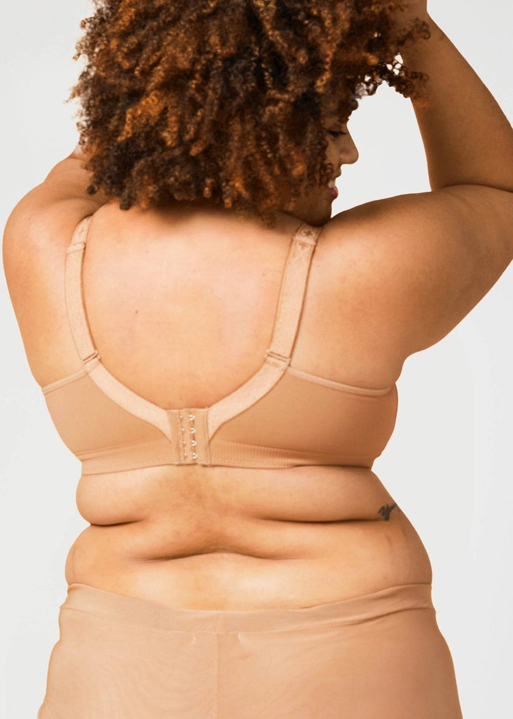 Model In Cake Sugarcandy Beugelloze BH Mocha Achterzijde