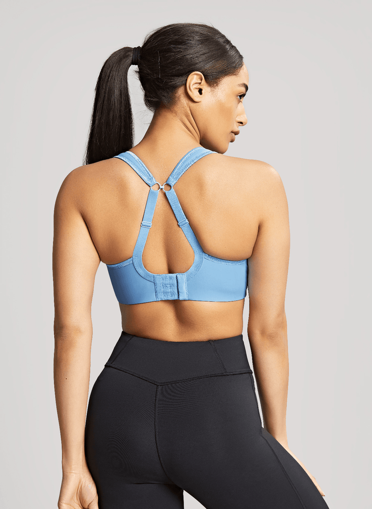 Model in Sport BH Skye Blue Achterzijde