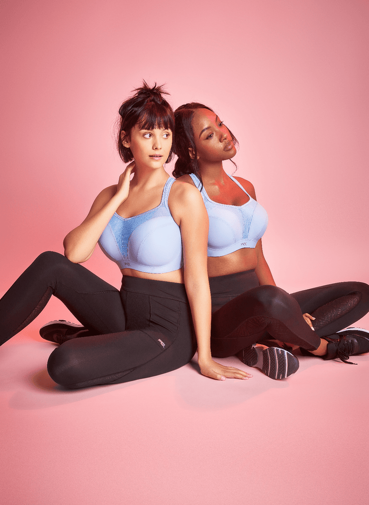 Model in Sport BH Skye Blue Lifestyle Voorzijde