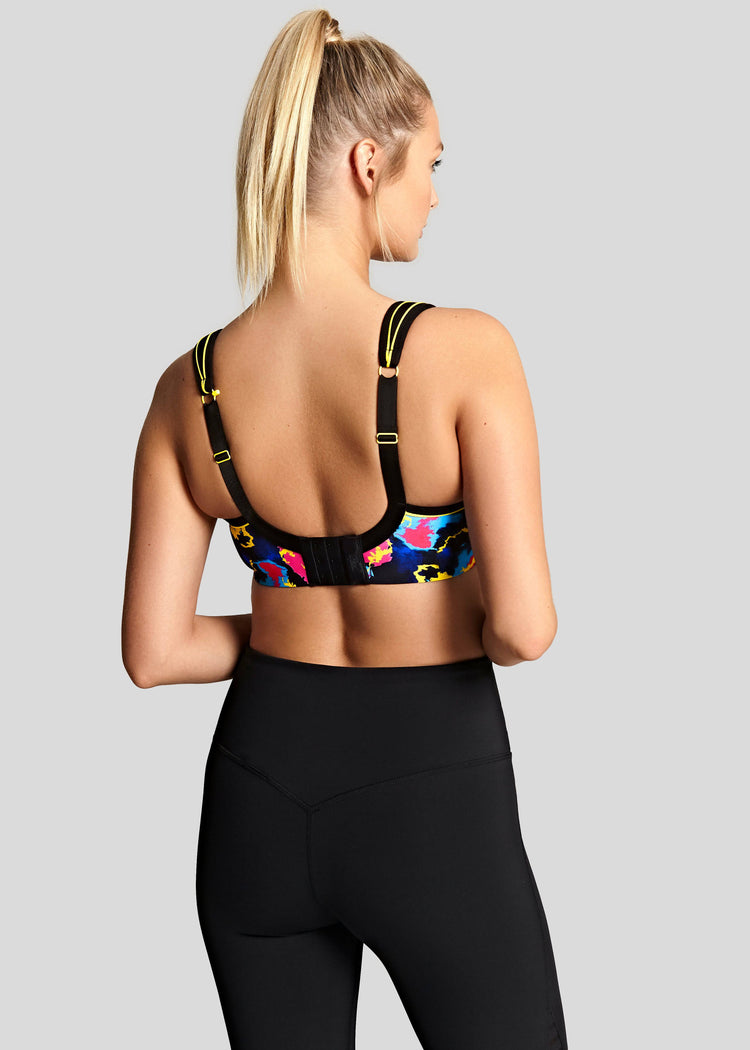 Model in Panache Sport BH Electric Print Achterzijde