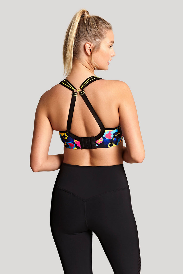Model in Panache Sport BH Electric Print Racerback Achterzijde