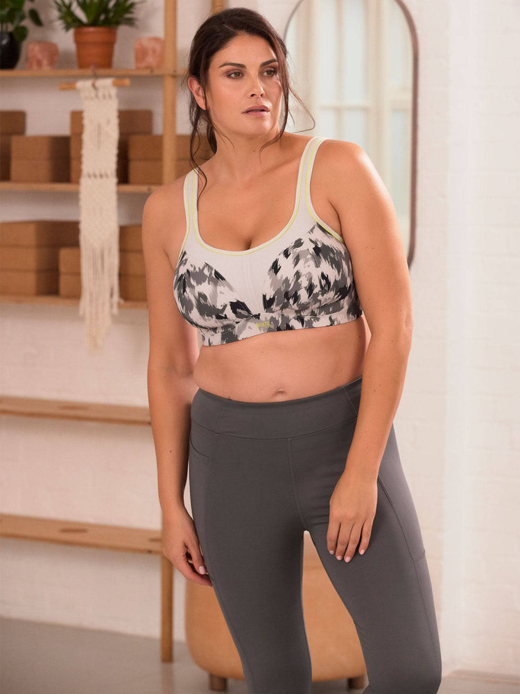 Model in Panache Beugelloze Sport BH Grey Animal voorzijde