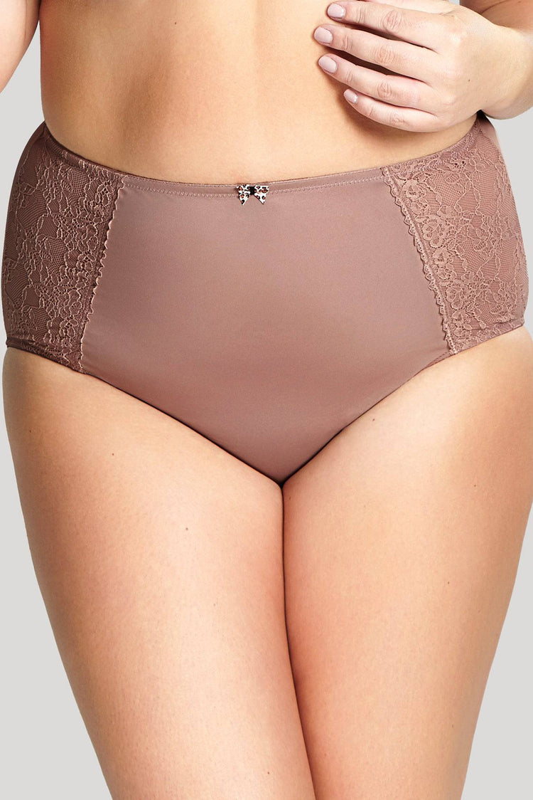Model in Sculptresse Chi Chi High Waisted Broekje Cappuccino