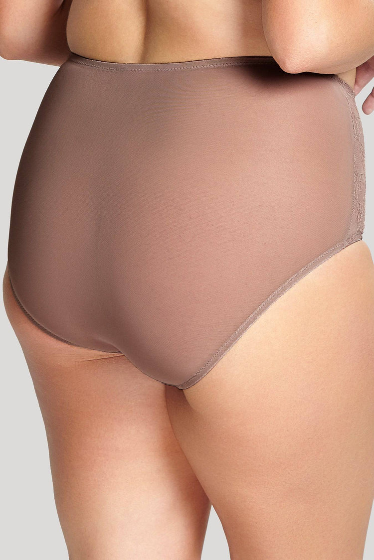 Model in Sculptresse Chi Chi High Waisted Broekje Cappuccino