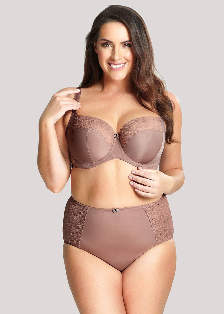 Model in Sculptresse Chi Chi High Waisted Broekje Cappuccino
