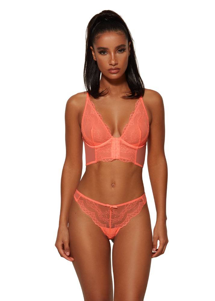 Model In Gossard SuperBoost Lace Bralette BH Neon Coral Voorzijde