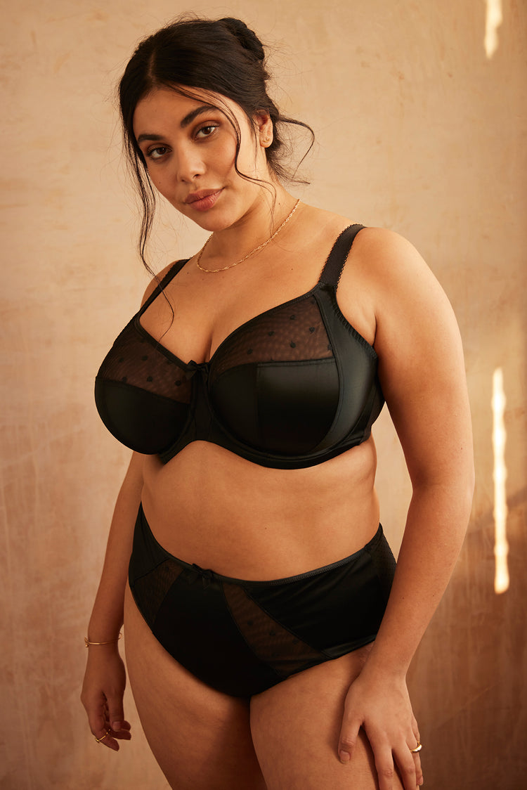 Model in Candi Full Cup BH Zwart voorzijde