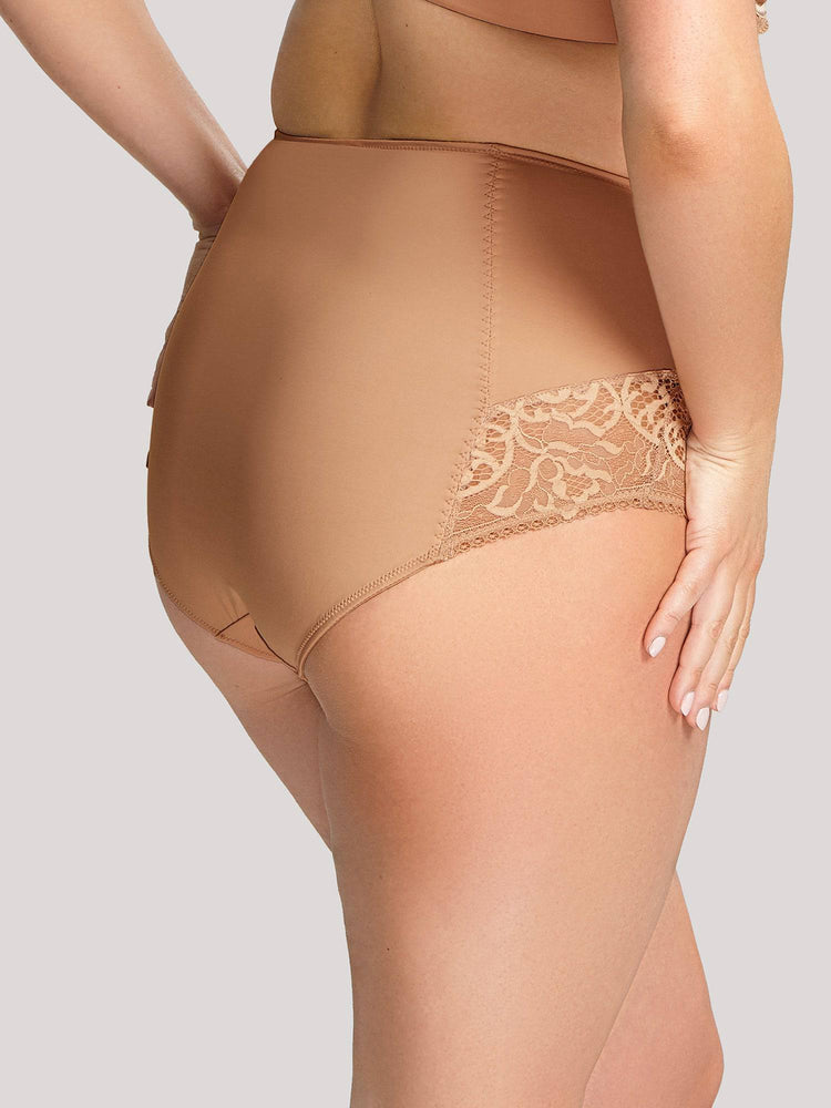 Model in Sculptresse Estel High Waisted Broekje Honey achterzijde