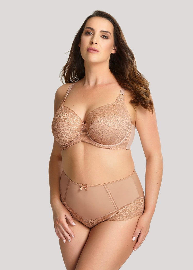 Model in Sculptresse Estel Honey setje voorzijde