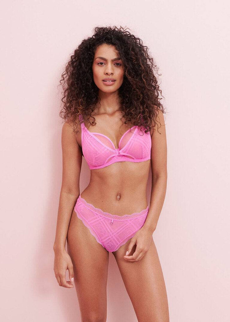 Model in Fatale Brazilian Broekje Candy Blossom Lifestyle Voorzijde