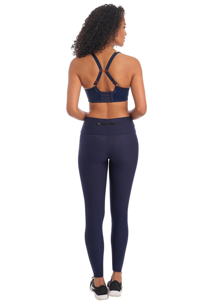 Model In Freya Sonic Sport-BH Navy Spice Racerback Achterzijde