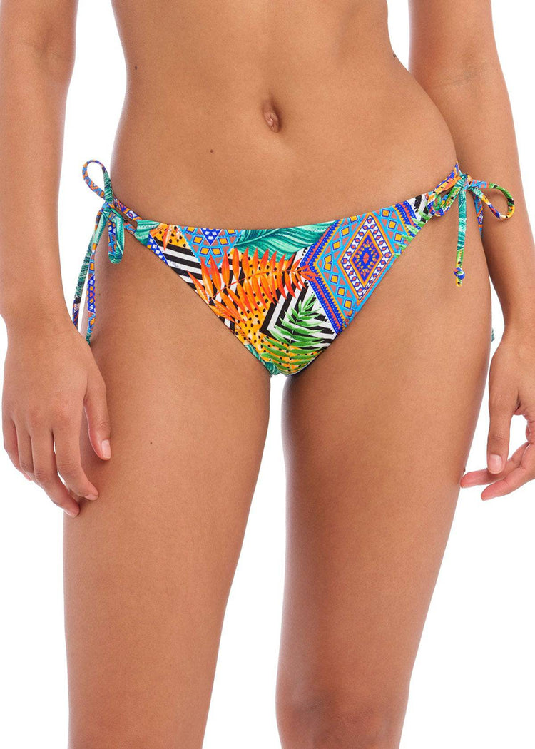 Model In Freya Cala Palma Tie-Side Bikini Broekje Multi Voorzijde