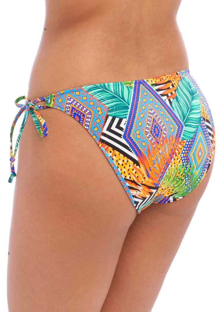 Model In Freya Cala Palma Tie-Side Bikini Broekje Multi Achterzijde
