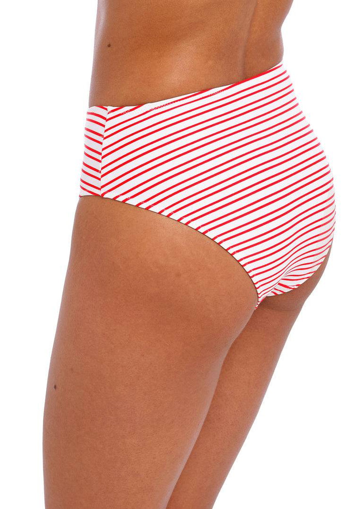 Model in New Shores High Waisted Bikini Broekje Chili Achterzijde