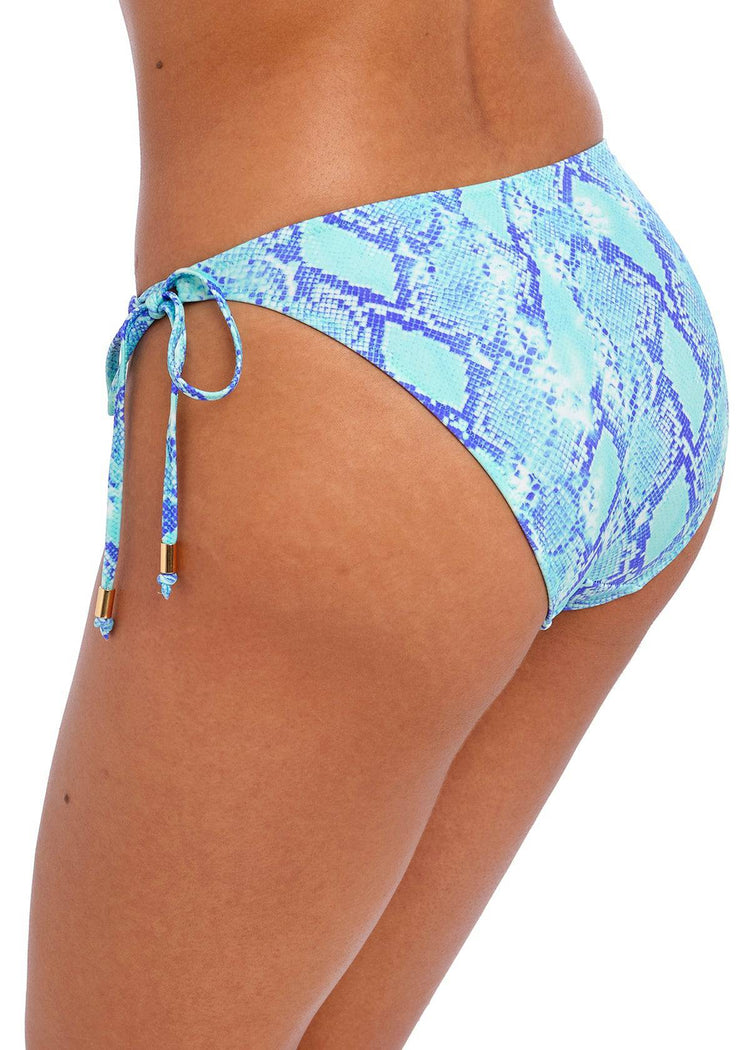 Model in Komodo Bay Tie Side Bikini Broekje Achterzijde