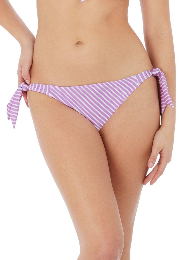 Model in Freya Beach Hut Tie Side Bikini Broekje Cassis voorzijde