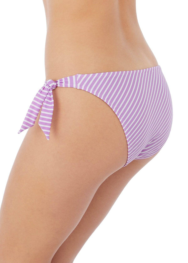 Model in Freya Beach Hut Tie Side Bikini Broekje Cassis zijaanzicht