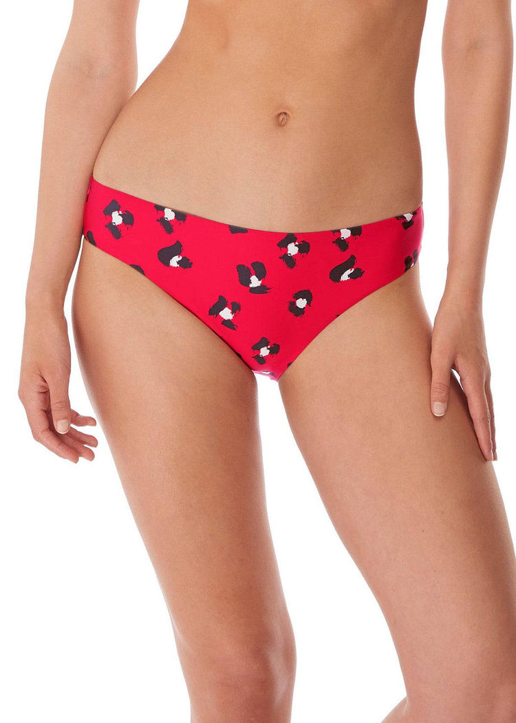 Model in Freya Wildcat Bikini Broekje Rood voorzijde