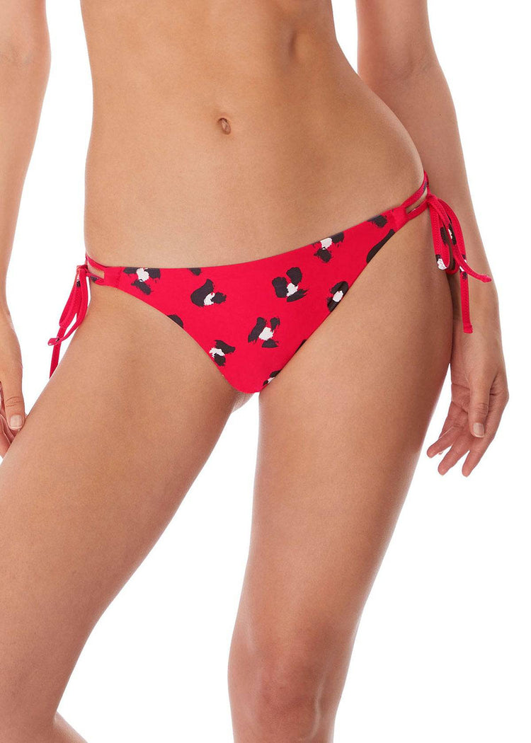 Model in Freya Wildcat Tieside Bikini Broekje Rood voorzijde