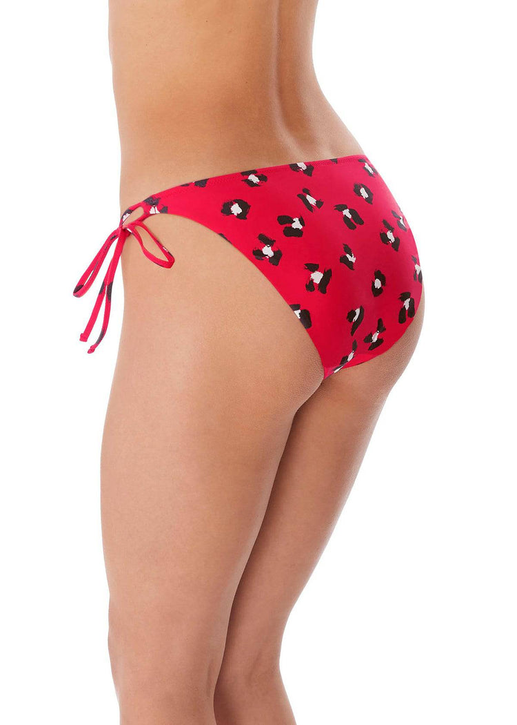 Model in Freya Wildcat Tieside Bikini Broekje Rood zijaanzicht