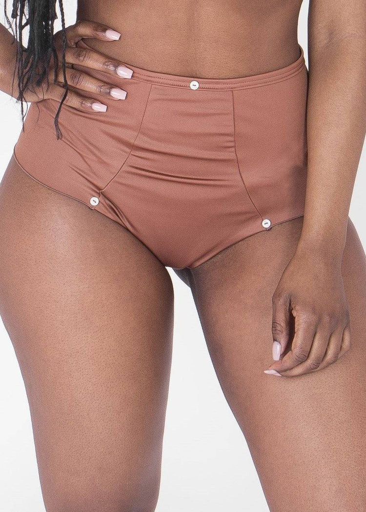 Model in Ewa Michalak High Waisted Broekje Bronze