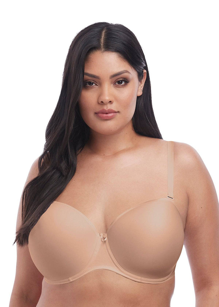 Model in Elomi Smooth Voorgevormde Strapless BH Sahara voorzijde met straps