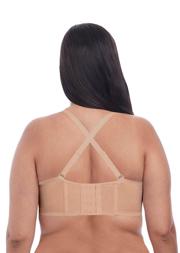 Model in Elomi Smooth Voorgevormde Strapless BH Sahara racerback achterzijde