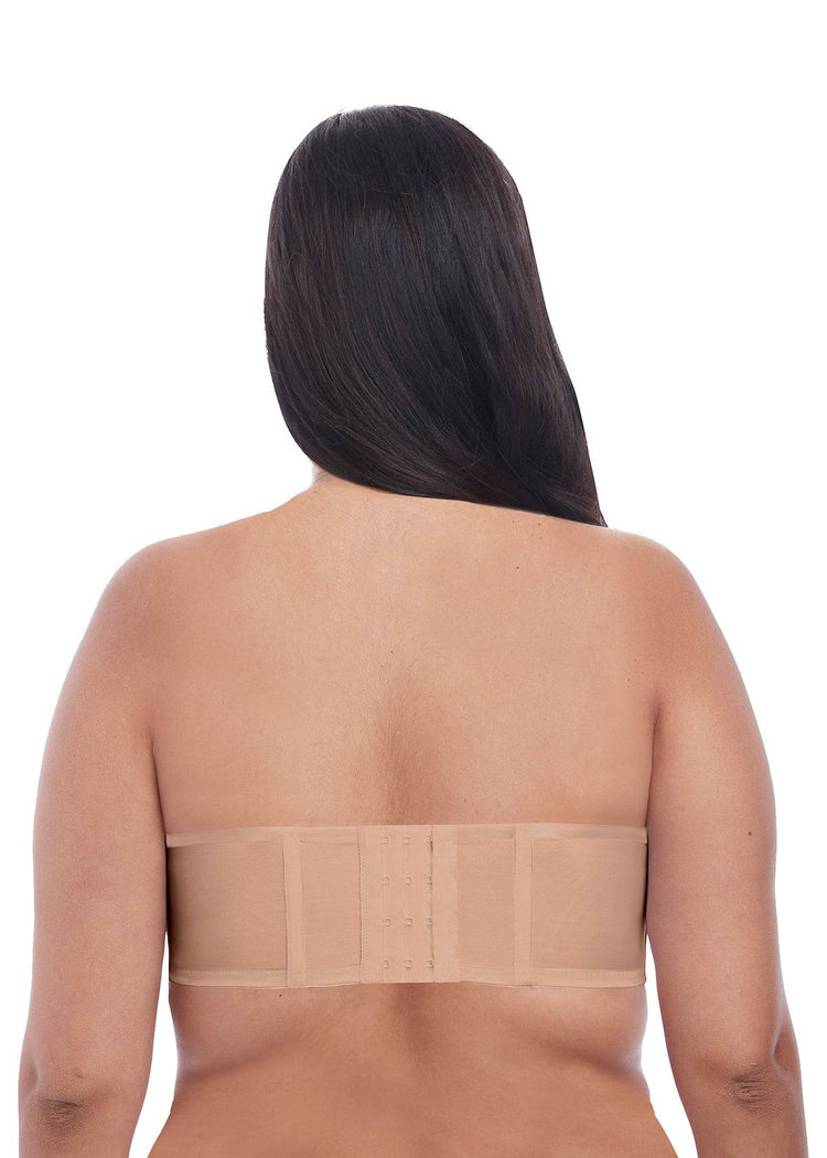 Model in Elomi Smooth Voorgevormde Strapless BH Sahara achterzijde