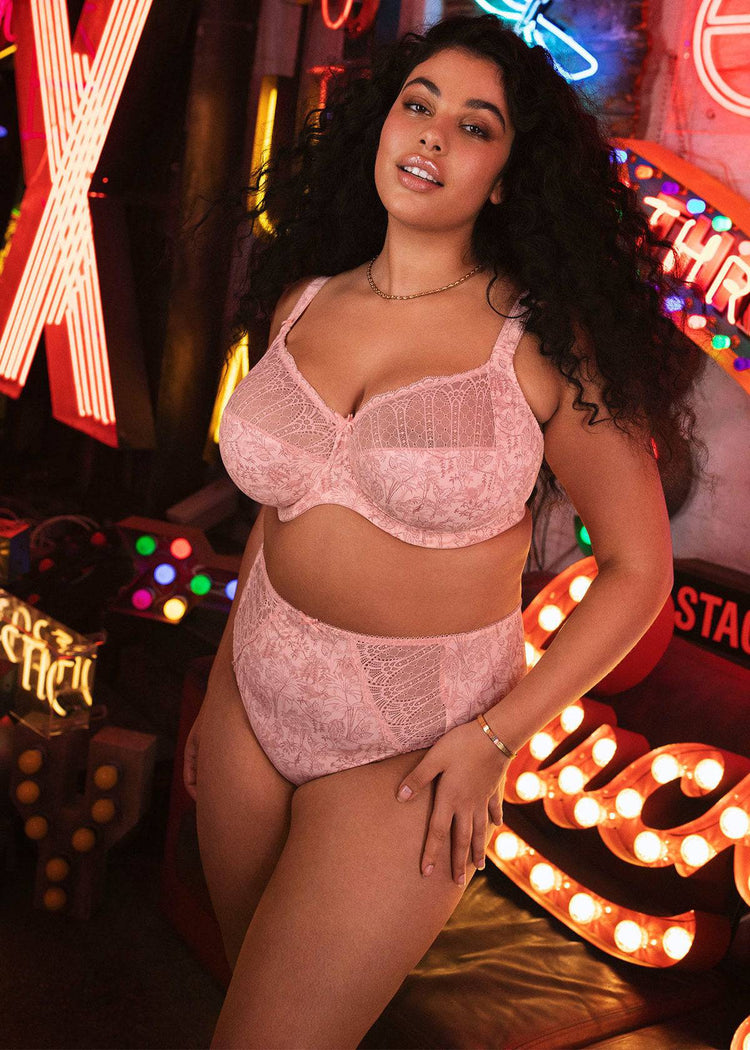 Model in Mariella Full Cup BH Peachy Tiger Lifestyle Voorzijde