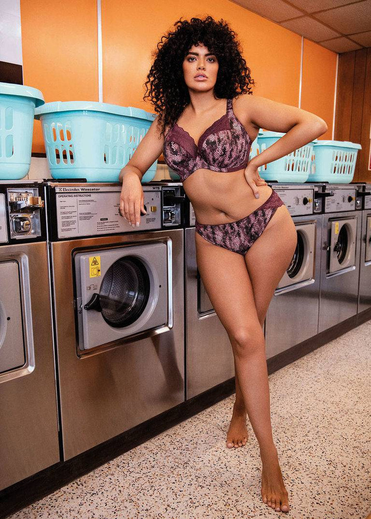 Model In Elomi Lucie Plung BH Mambo Voorkant