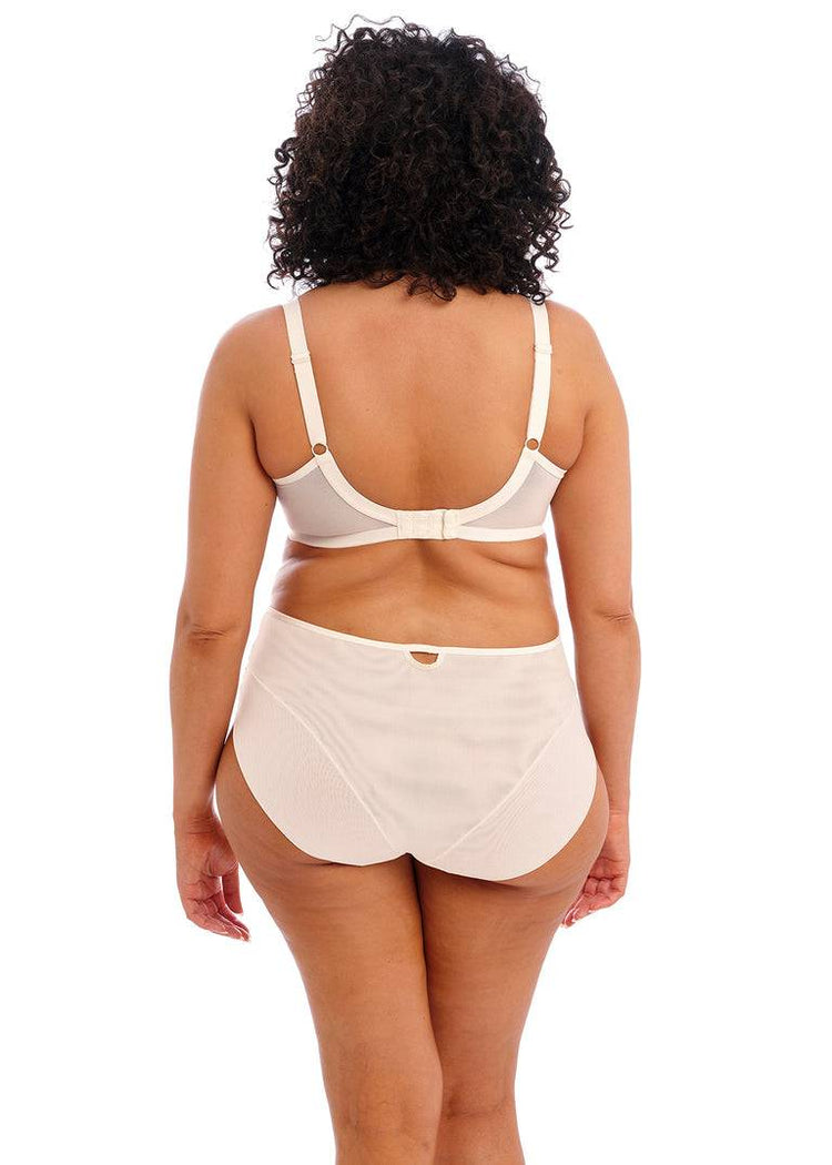 Model in Priya Broekje Vanilla Achterzijde