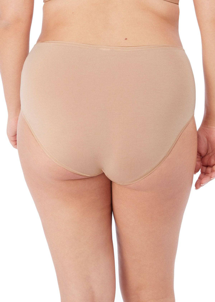 Model In Elomi Smooth Broekje Sahara Achterzijde