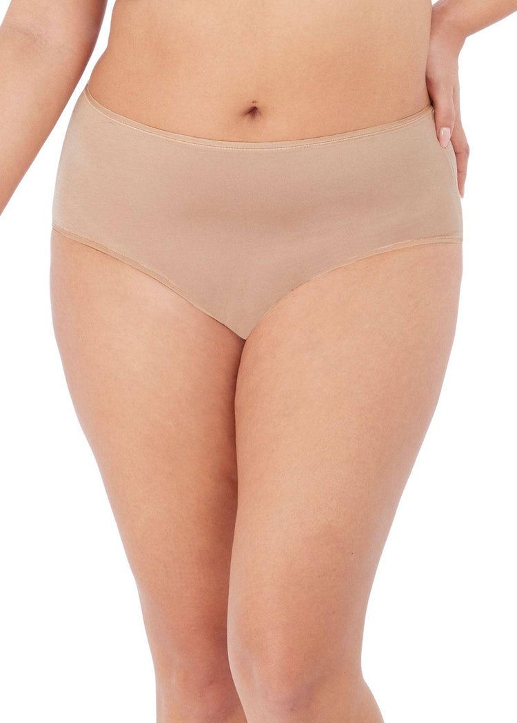 Model In Elomi Smooth Broekje Sahara Voorzijde